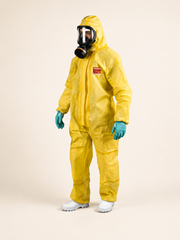 Žltý zosilnený chemický overal OxyChem C420 oblečený na postave s maskou