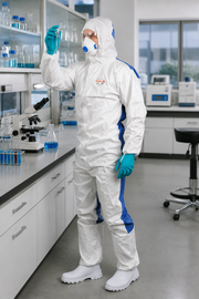 Pracovník v overale OxyChem C250 s priedušným chrbtom v laboratóriu