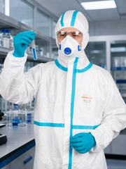 Detail overalu OxyChem C310 — modré lepené švy, kapucňa a respirátor