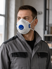 Muž v sivej pracovnej bunde s nasadeným respirátorom FFP1 Oxyline X110